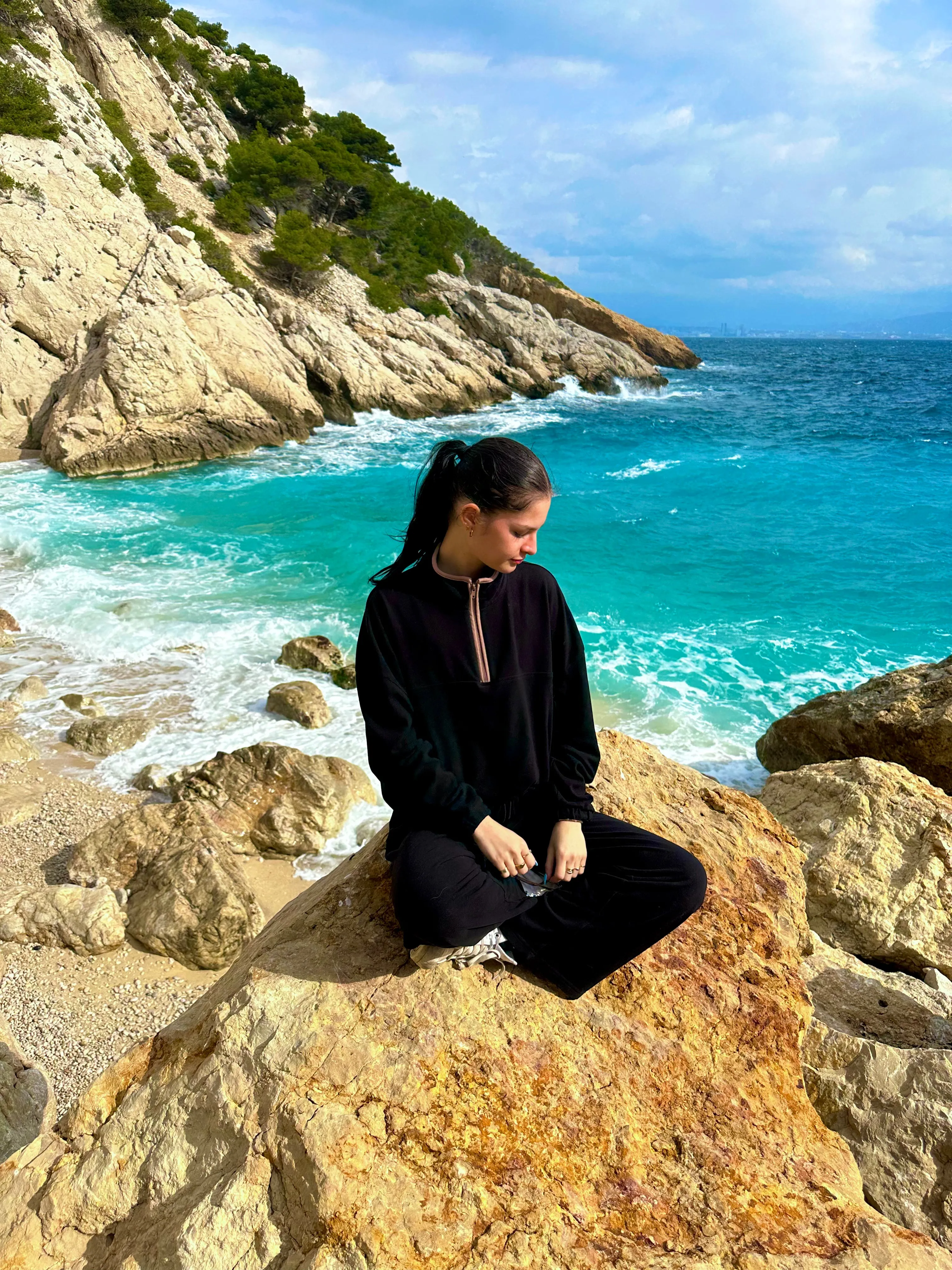 BLACK SOFT ZIP-UP - HUG