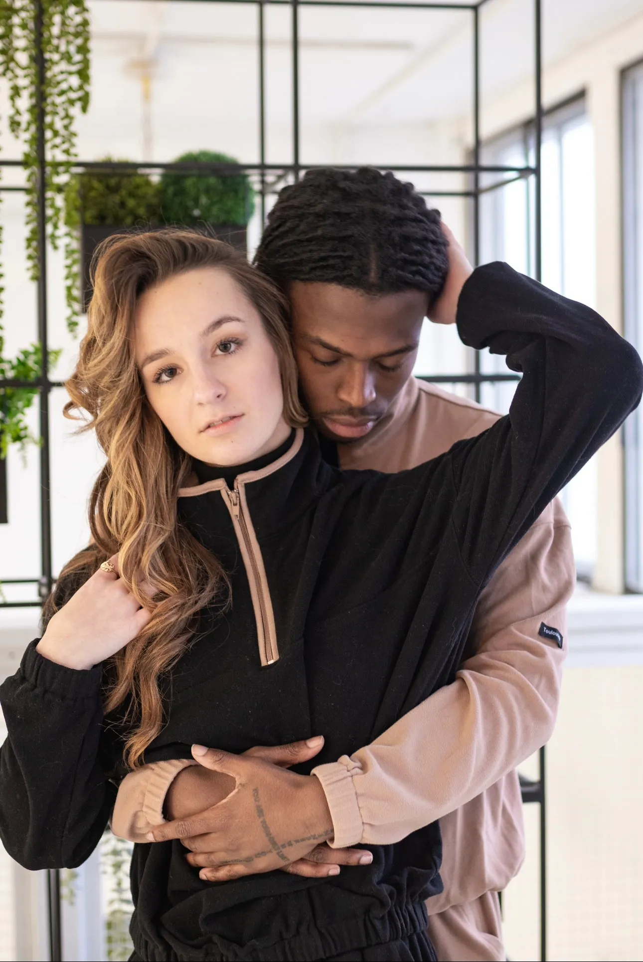 BLACK SOFT ZIP-UP - HUG